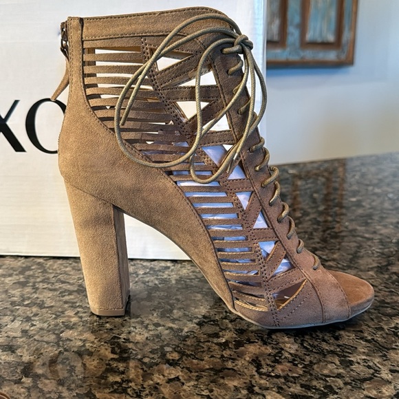 XOXO taupe bedelia peep toe bootie NIB 8.5 - Picture 3 of 11